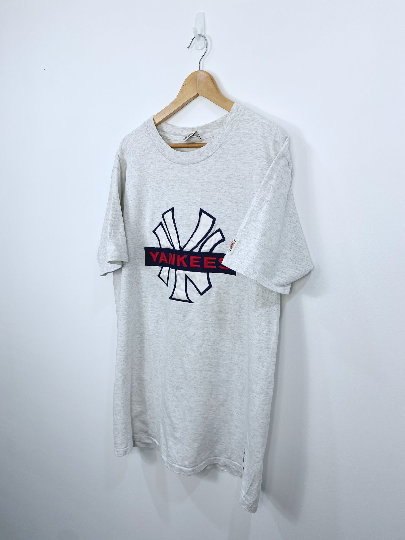 Vintage 90s New York Yankees Embroidered T-shirt L